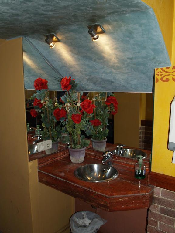 Hostal Barnes Santa Cristina d'Aro Buitenkant foto