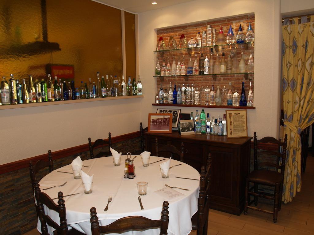 Hostal Barnes Santa Cristina d'Aro Buitenkant foto